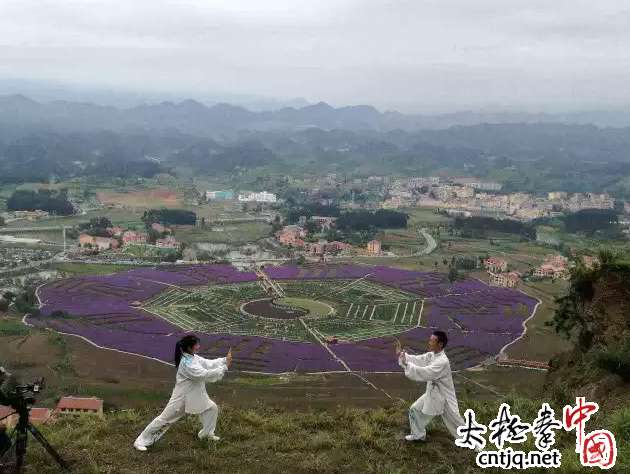 5月28日,由仁怀市太极拳协会组织的太极拳走进景区活动在坛厂八卦