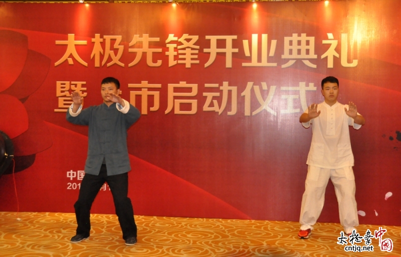 陈大伟(左)陈二伟(右)太极拳表演