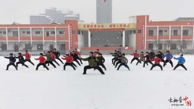 沁阳晓峰太极文武学校学员雪中练太极