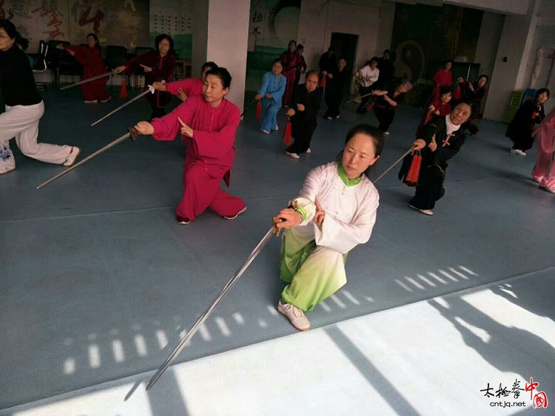 大庆市太极拳协会吴式传统太极剑64式培训班圆满结束