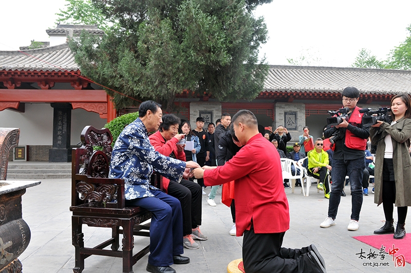 习武不辍四十载 天道酬勤育英才——太极名家王竟成开山收徒