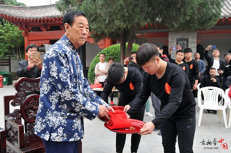 习武不辍四十载 天道酬勤育英才——太极名家王竟成开山收徒