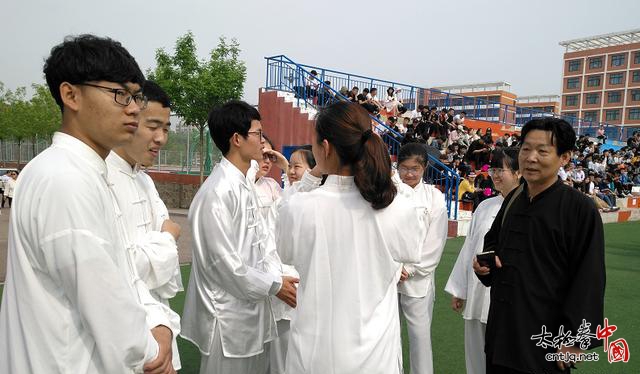 陈式太极拳大学生表演方队亮相哈理工荣成学院第八届运动会赛场