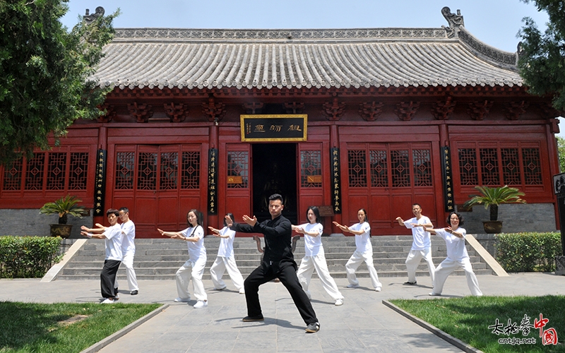 上海陈太极拳馆一行十余人走进陈家沟，感受太极拳发源地的魅力