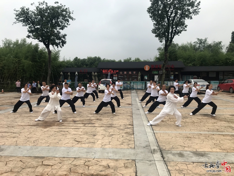 诸暨陈氏太极拳馆游学白塔湖 湖边打太极