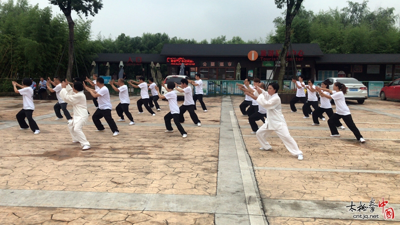 诸暨陈氏太极拳馆游学白塔湖 湖边打太极 