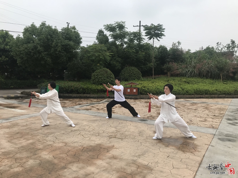 诸暨陈氏太极拳馆游学白塔湖 湖边打太极