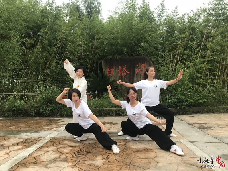 诸暨陈氏太极拳馆游学白塔湖 湖边打太极