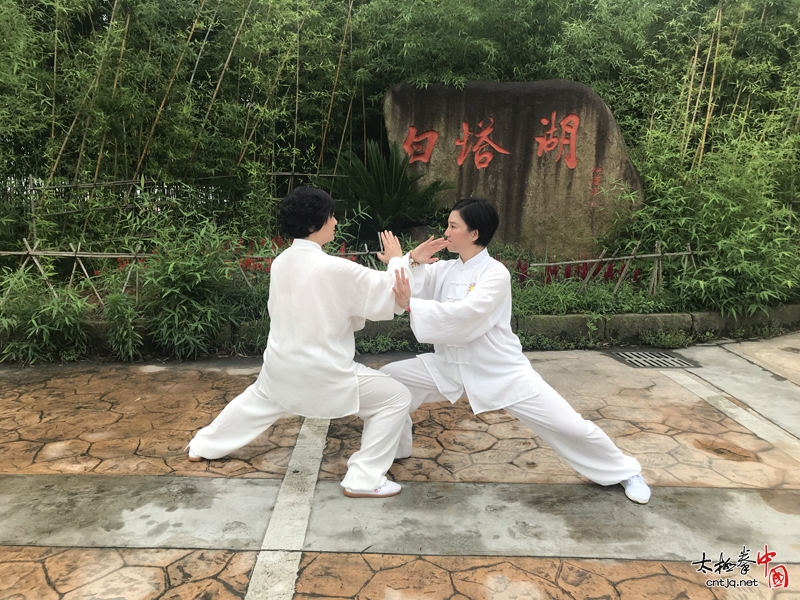 诸暨陈氏太极拳馆游学白塔湖 湖边打太极