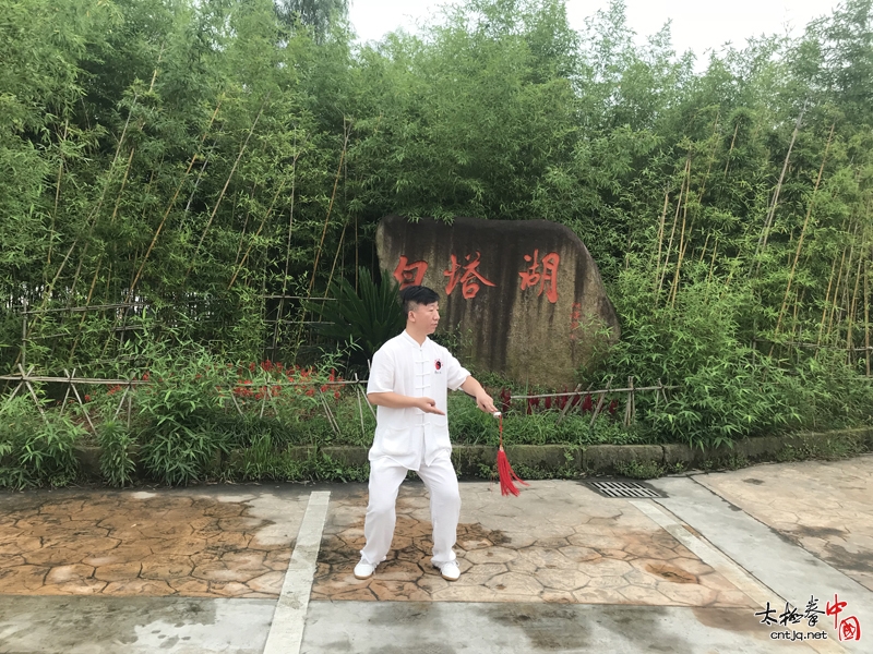诸暨陈氏太极拳馆游学白塔湖 湖边打太极