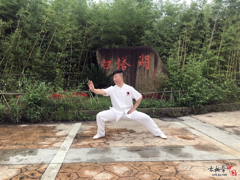 诸暨陈氏太极拳馆游学白塔湖 湖边打太极