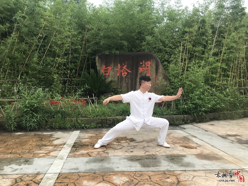 诸暨陈氏太极拳馆游学白塔湖 湖边打太极