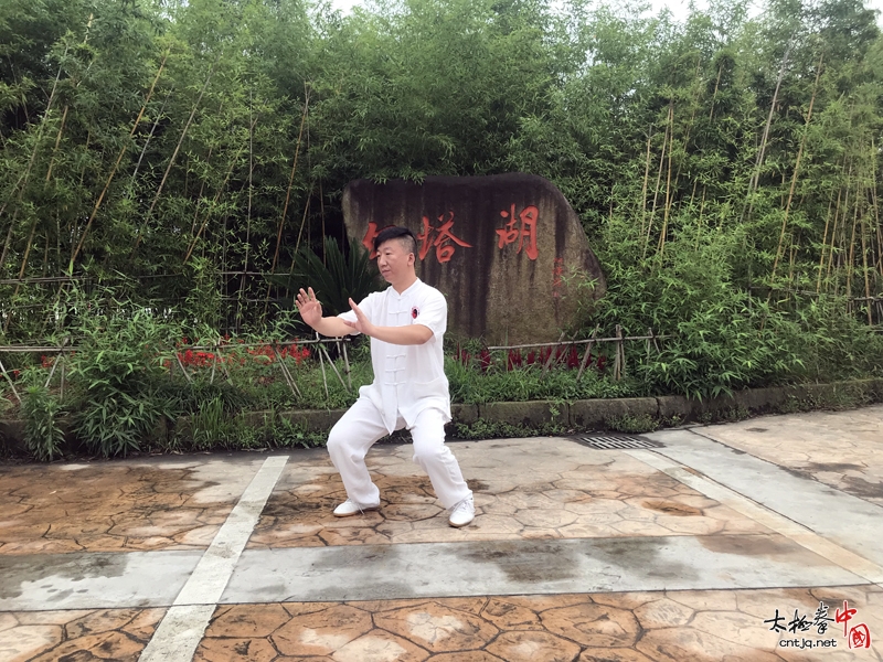 诸暨陈氏太极拳馆游学白塔湖 湖边打太极