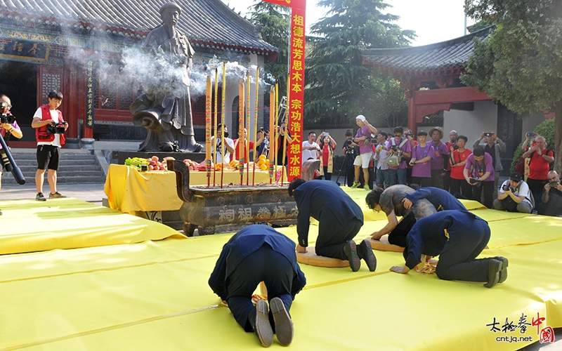 陈正雷大师率众弟子陈家沟祭祖