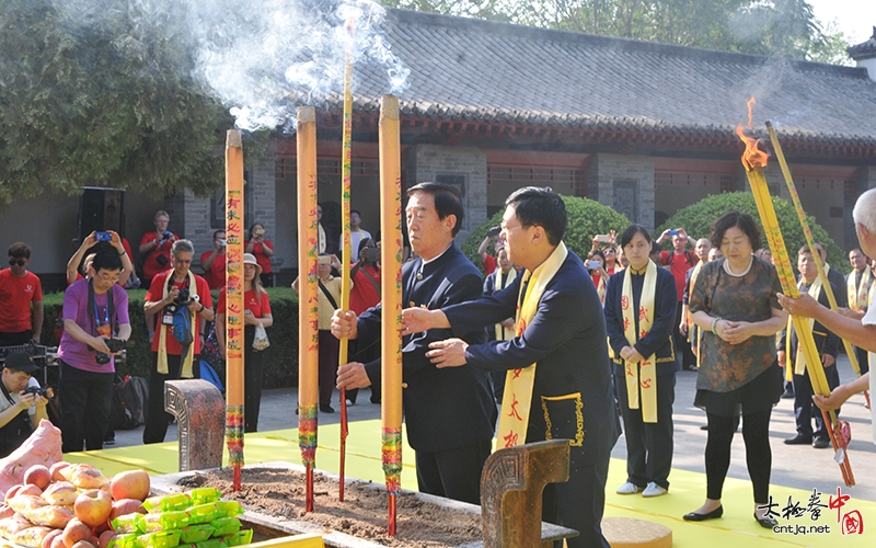 陈正雷大师率众弟子陈家沟祭祖