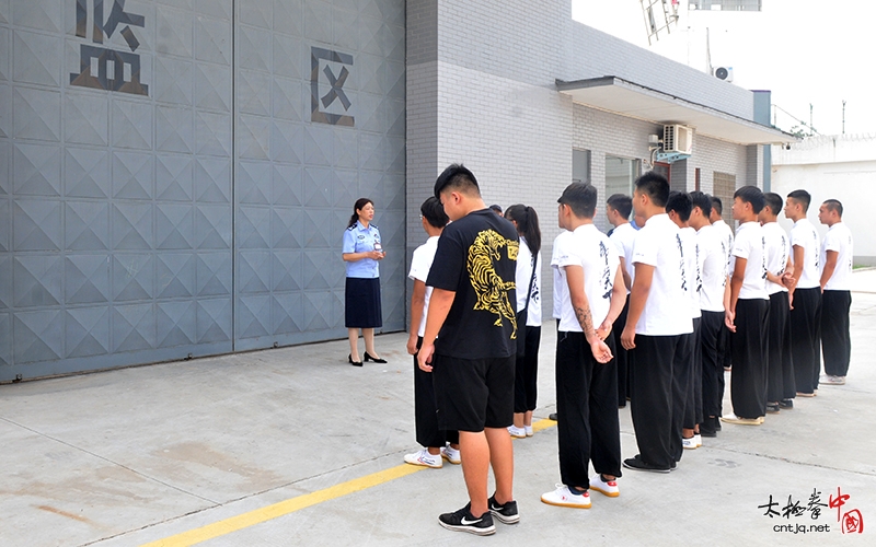 太极拳进部队——陈三虎太极文武学校组织学员走进温县武警中队进行交流、访问