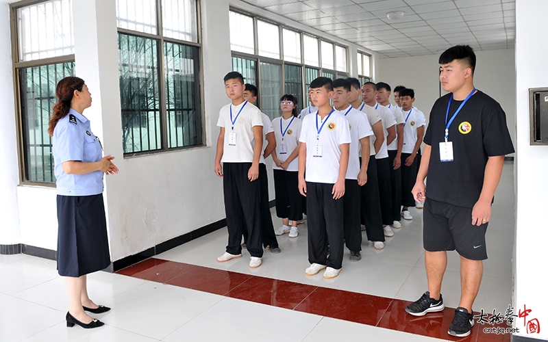 太极拳进部队——陈三虎太极文武学校组织学员走进温县武警中队进行交流、访问