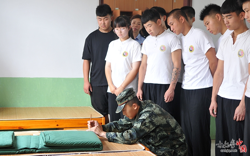 太极拳进部队——陈三虎太极文武学校组织学员走进温县武警中队进行交流、访问