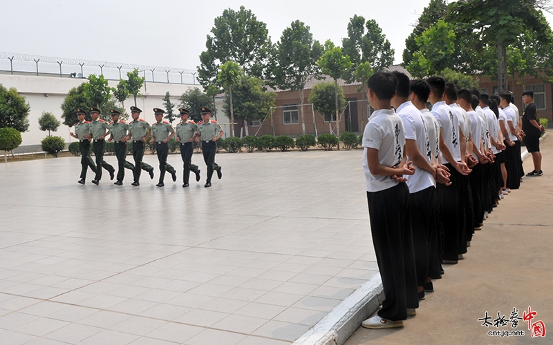 太极拳进部队——陈三虎太极文武学校组织学员走进温县武警中队进行交流、访问