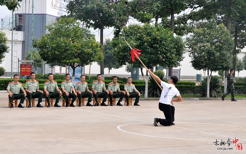 太极拳进部队——陈三虎太极文武学校组织学员走进温县武警中队进行交流、访问