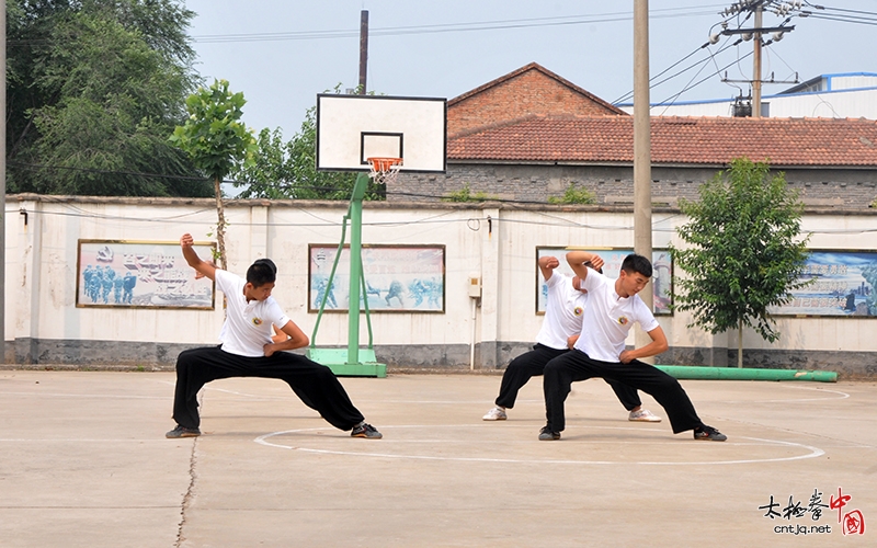 太极拳进部队——陈三虎太极文武学校组织学员走进温县武警中队进行交流、访问