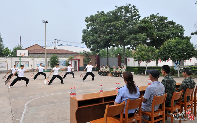 太极拳进部队——陈三虎太极文武学校组织学员走进温县武警中队进行交流、访问