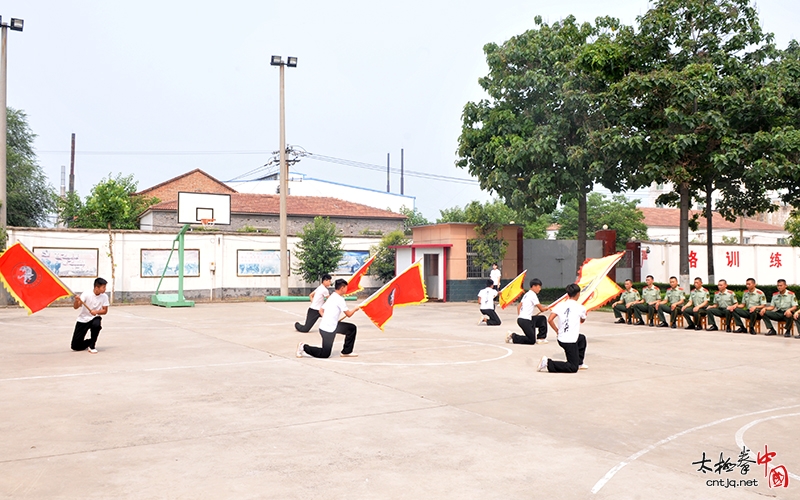 太极拳进部队——陈三虎太极文武学校组织学员走进温县武警中队进行交流、访问