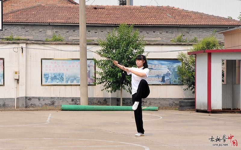 太极拳进部队——陈三虎太极文武学校组织学员走进温县武警中队进行交流、访问