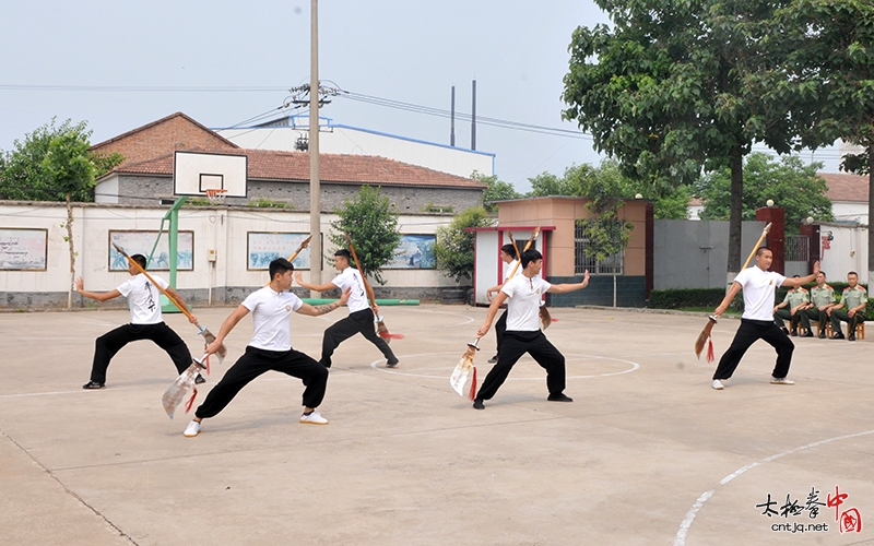 太极拳进部队——陈三虎太极文武学校组织学员走进温县武警中队进行交流、访问