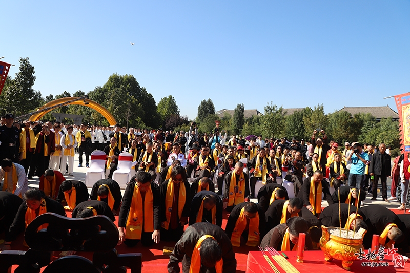 建国六十九载，太极百年相传——国际太极拳大师陈小旺祭祖收徒仪式隆重举行