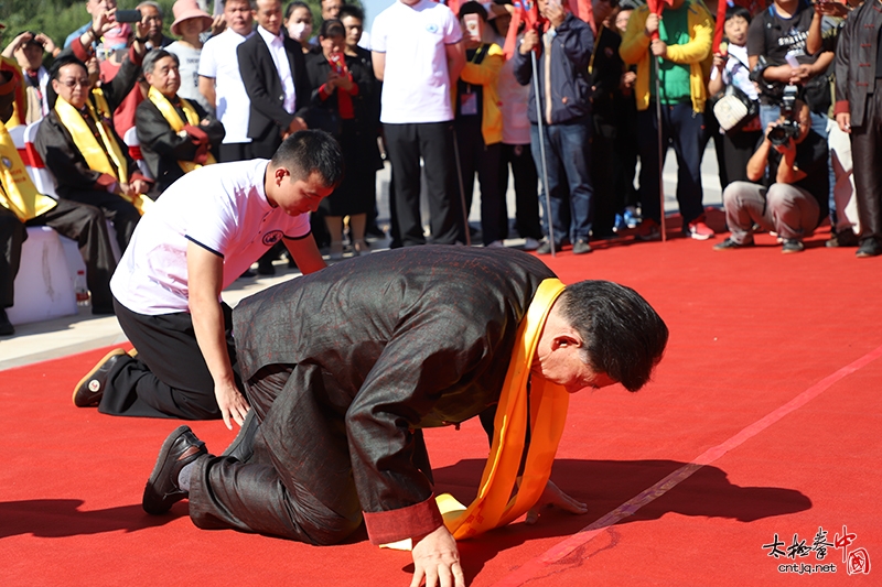 建国六十九载，太极百年相传——国际太极拳大师陈小旺祭祖收徒仪式隆重举行