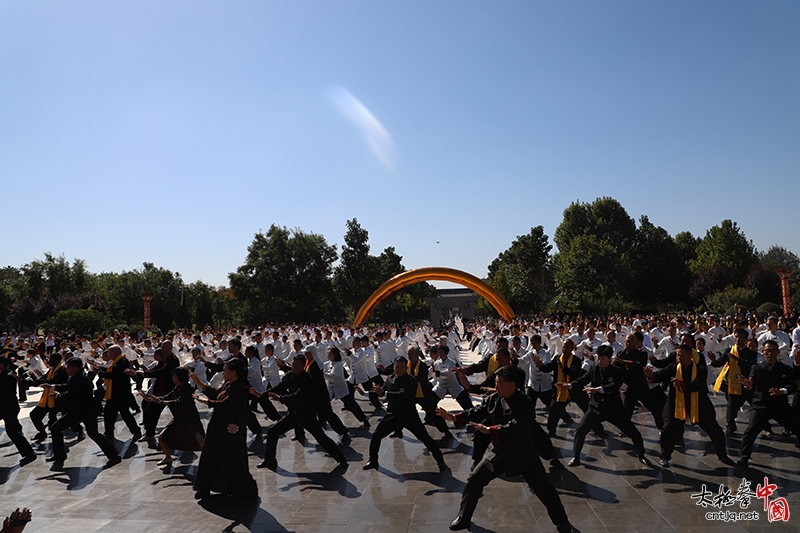 建国六十九载，太极百年相传——国际太极拳大师陈小旺祭祖收徒仪式隆重举行