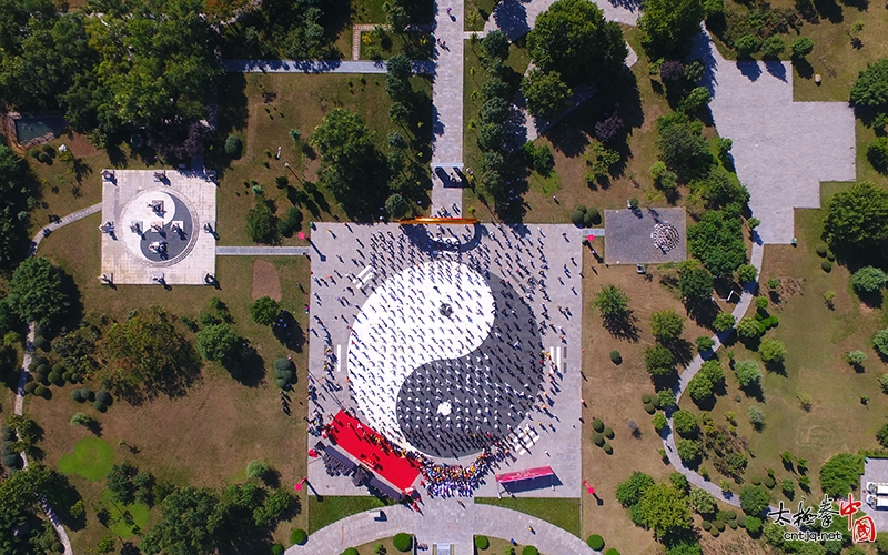 建国六十九载，太极百年相传——国际太极拳大师陈小旺祭祖收徒仪式隆重举行