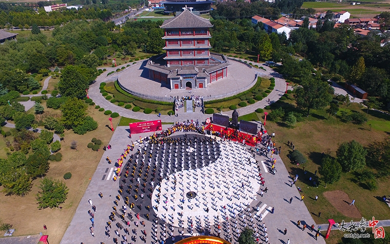 建国六十九载，太极百年相传——国际太极拳大师陈小旺祭祖收徒仪式隆重举行