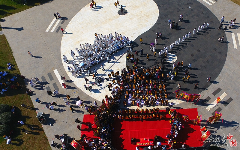 建国六十九载，太极百年相传——国际太极拳大师陈小旺祭祖收徒仪式隆重举行