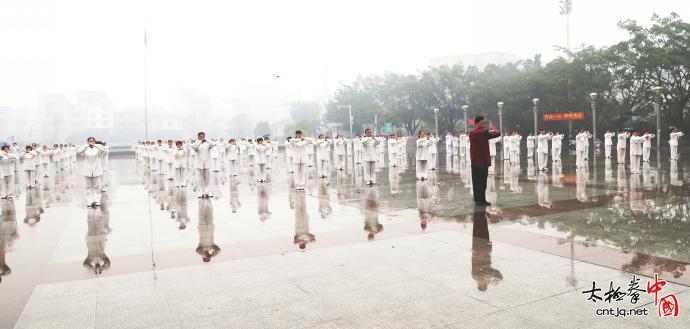 柳城县总工会百余名拳友喜迎元旦 太极名家韩建民冒雨领拳