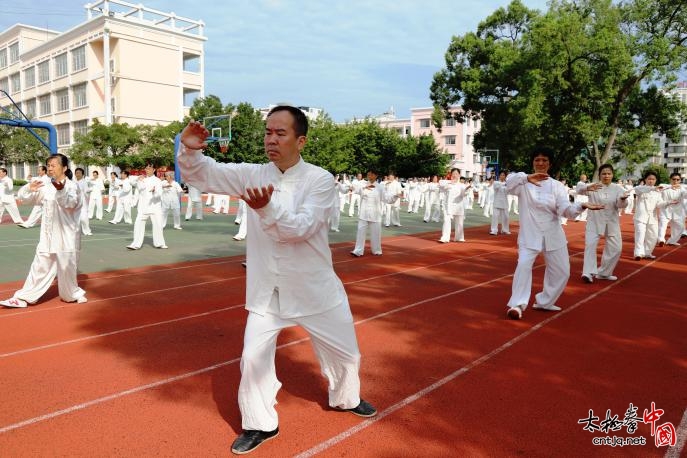 柳城县总工会百余名拳友喜迎元旦 太极名家韩建民冒雨领拳