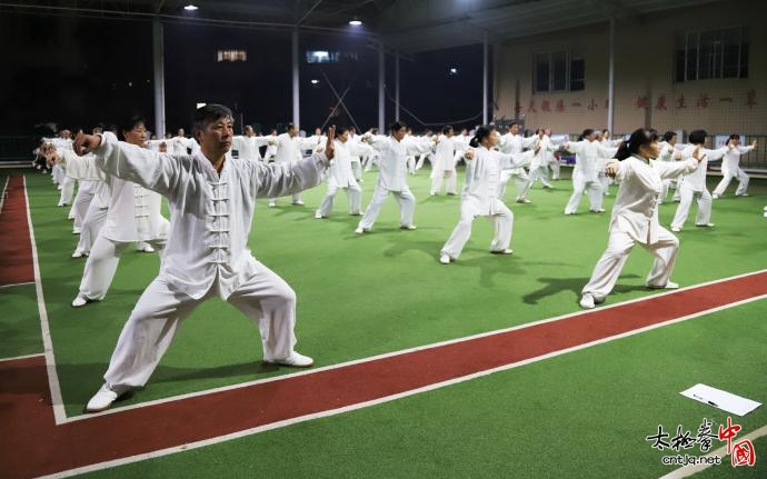 柳城县总工会百余名拳友喜迎元旦 太极名家韩建民冒雨领拳