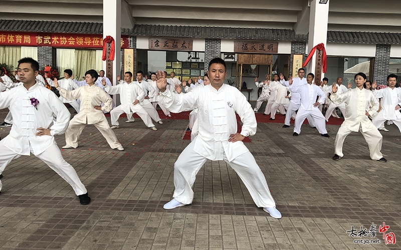 义乌市武术协会陈式太极拳分会暨义乌市武术协会太极拳训练基地成立揭牌仪式隆重举行