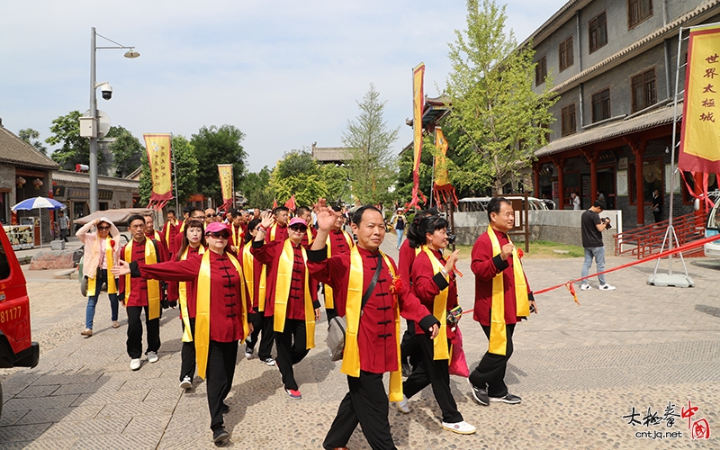 太极拳名家陈长虹六十八岁寿诞及祭祖收徒庆典仪式于陈家沟举行