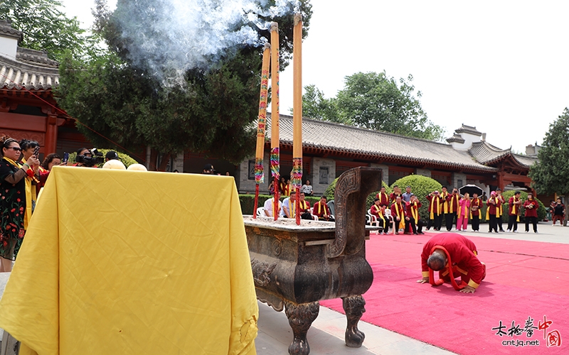 太极拳名家陈长虹六十八岁寿诞及祭祖收徒庆典仪式于陈家沟举行