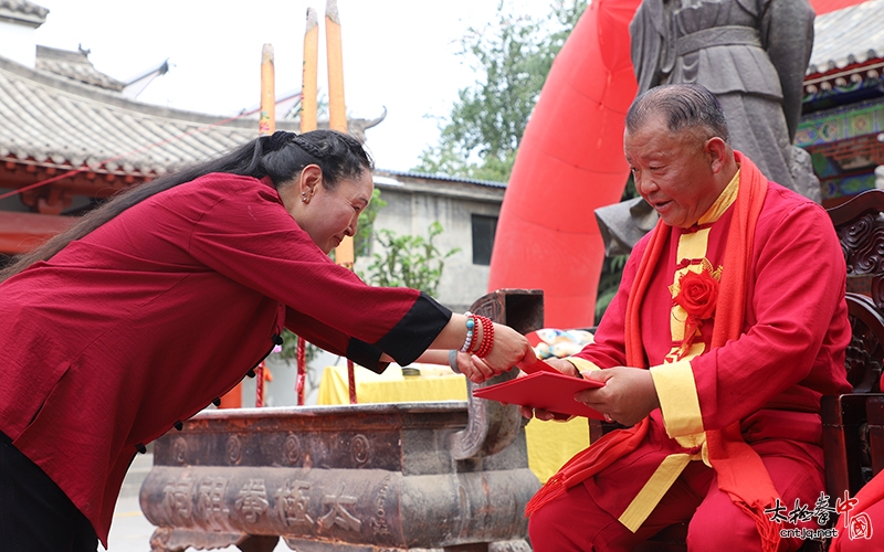 太极拳名家陈长虹六十八岁寿诞及祭祖收徒庆典仪式于陈家沟举行