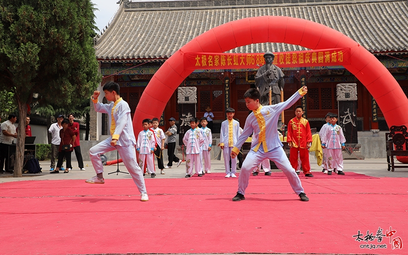 太极拳名家陈长虹六十八岁寿诞及祭祖收徒庆典仪式于陈家沟举行