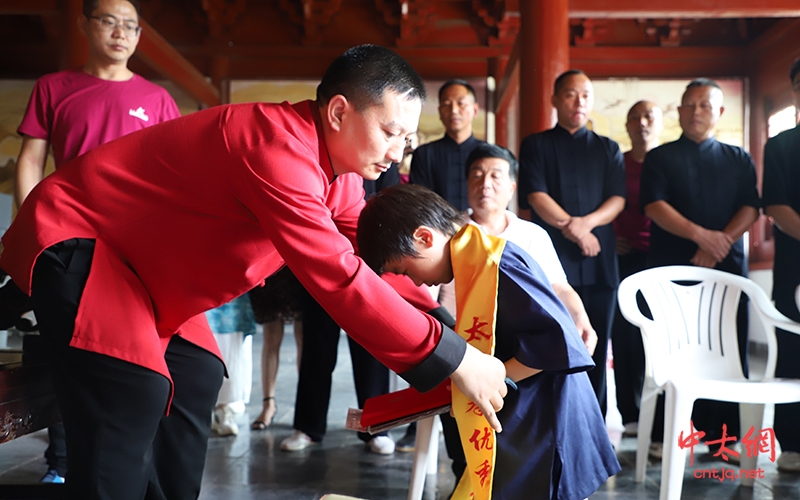 三生有幸遇良师，今朝一拜终圆梦——太极拳优秀传人王雨收徒仪式隆重举行