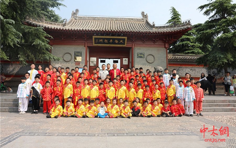 探本溯源寻太极——沁阳晓峰太极拳学校百余名学生朝圣陈家沟