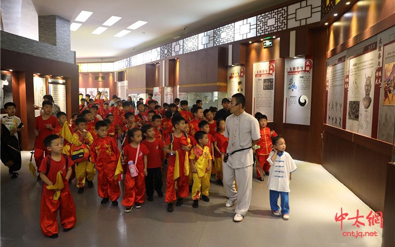 探本溯源寻太极——沁阳晓峰太极拳学校百余名学生朝圣陈家沟