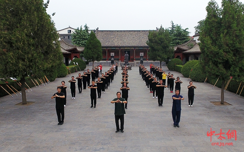 朱天才大师领衔众弟子于陈家沟祖祠展示春秋大刀