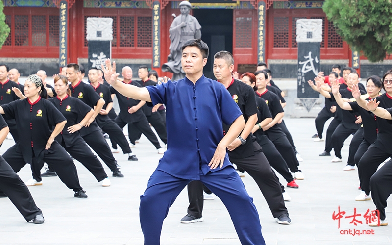 朱天才大师领衔众弟子于陈家沟祖祠展示春秋大刀