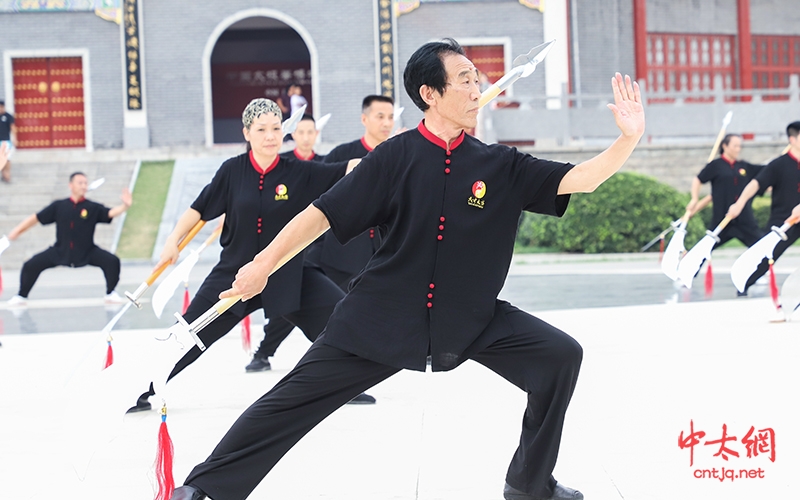 朱天才大师领衔众弟子于陈家沟祖祠展示春秋大刀