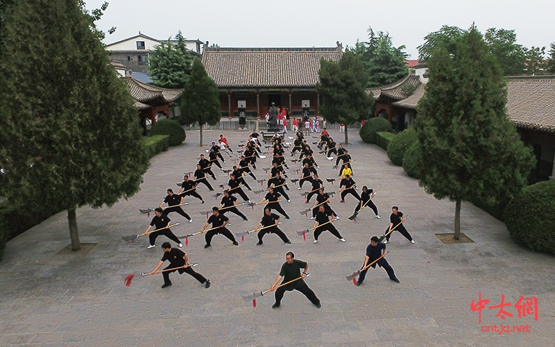 朱天才大师领衔众弟子于陈家沟祖祠展示春秋大刀